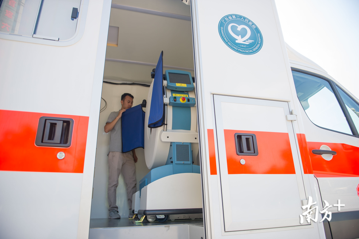 救護車上即可溶栓！華南首臺移動CT救護車亮相